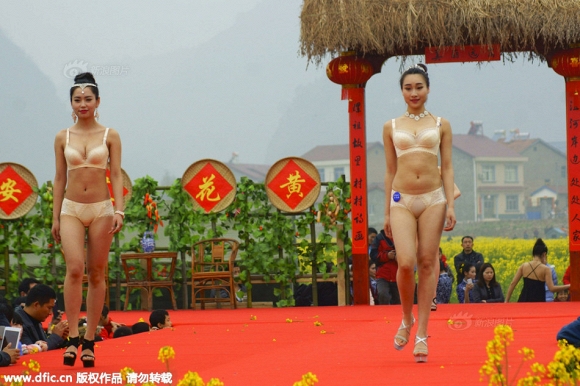 Hình ảnh của show thời trang độc đáo tại Trung Quốc.